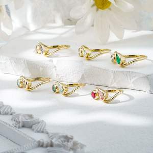 Anillo Toi Et Moi de Oro Sólido de 10K, 14K y 18K con Diamantes Moissanita Redondos y en Forma de Pera de Starsgem - Product Image 2