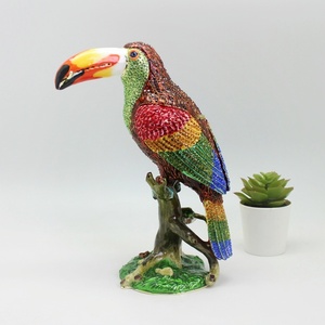 SHINNYGIFTS - Figura de Tucán de Metal Esmaltado de Lujo, Estatua de Pájaro Hecha a Mano con Pedrería y <span class=keywords><strong>Colores</strong></span> Vivos para Decoración <span class=keywords><strong>del</strong></span> Hogar y Regalo - Product Image 1