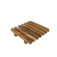 La base de table carrée Sorata, en teck massif, présente un style coréen élégant pour une esthétique de table intemporelle et naturelle.