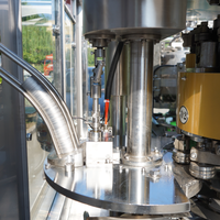 Machine de remplissage et de bouchage entièrement automatique pour boissons gazeuses en canettes et bouteilles en verre
