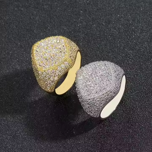 Bague pour homme en moissanite et diamant, avec un look glacé intense, conçue pour les événements de mode hip-hop, le style des rappeurs et les soirées - Product Image 3