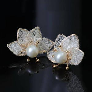 Pendientes de Perlas de Agua Dulce Naturales de Alto Brillo de 10-11 mm, con Encaje Italiano y Flores, Rellenos de Oro de 14K Importado, para Citas y Banquetes - Product Image 1