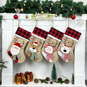 Ensemble de chaussettes de Noël à carreaux Buffalo - Chaussettes de Noël Père Noël, Bonhomme de neige, Renne, Ours pour décoration suspendue au foyer des fêtes - Product Image 2