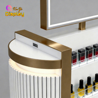 Îlot de présentation de parfums de luxe moderne avec éclairage LED, en MDF et acier inoxydable, base cannelée noire, taille et couleur personnalisables pour le haut de gamme