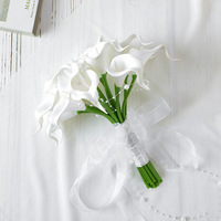 Bouquet de demoiselle d'honneur en fleurs artificielles en soie, lys blancs, lys calla ivoire, lys calla effet toucher réel et bouquet de perles