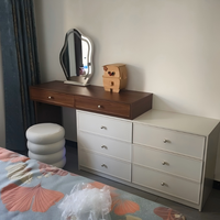 Coiffeuse multicolore avec miroir nuage en bois massif sans peinture, idéale pour chambre d'hôtel ou de gîte