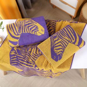 Asciugamani da spiaggia Jacquard personalizzati a basso MOQ 100% cotone di alta qualità con Logo personalizzato tessuto con motivo grafico grande bagno palestra nuoto - Product Image 1