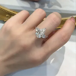 Perhiasan berkilau 18k emas putih 3ct E warna pir cut lab berlian tiga Batu trilogi cincin untuk pertunangan
