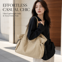 Sac fourre-tout léger en nylon pour femme avec poche latérale à cordon, grande capacité, sac à bandoulière avec pendentif en peluche, sac à main décontracté pour le travail
