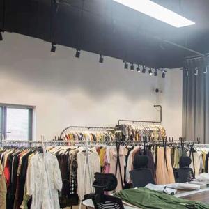 Jupe pull vintage en maille respirante, plissée, à franges, longueur genou, couleur unie - Product Image 6