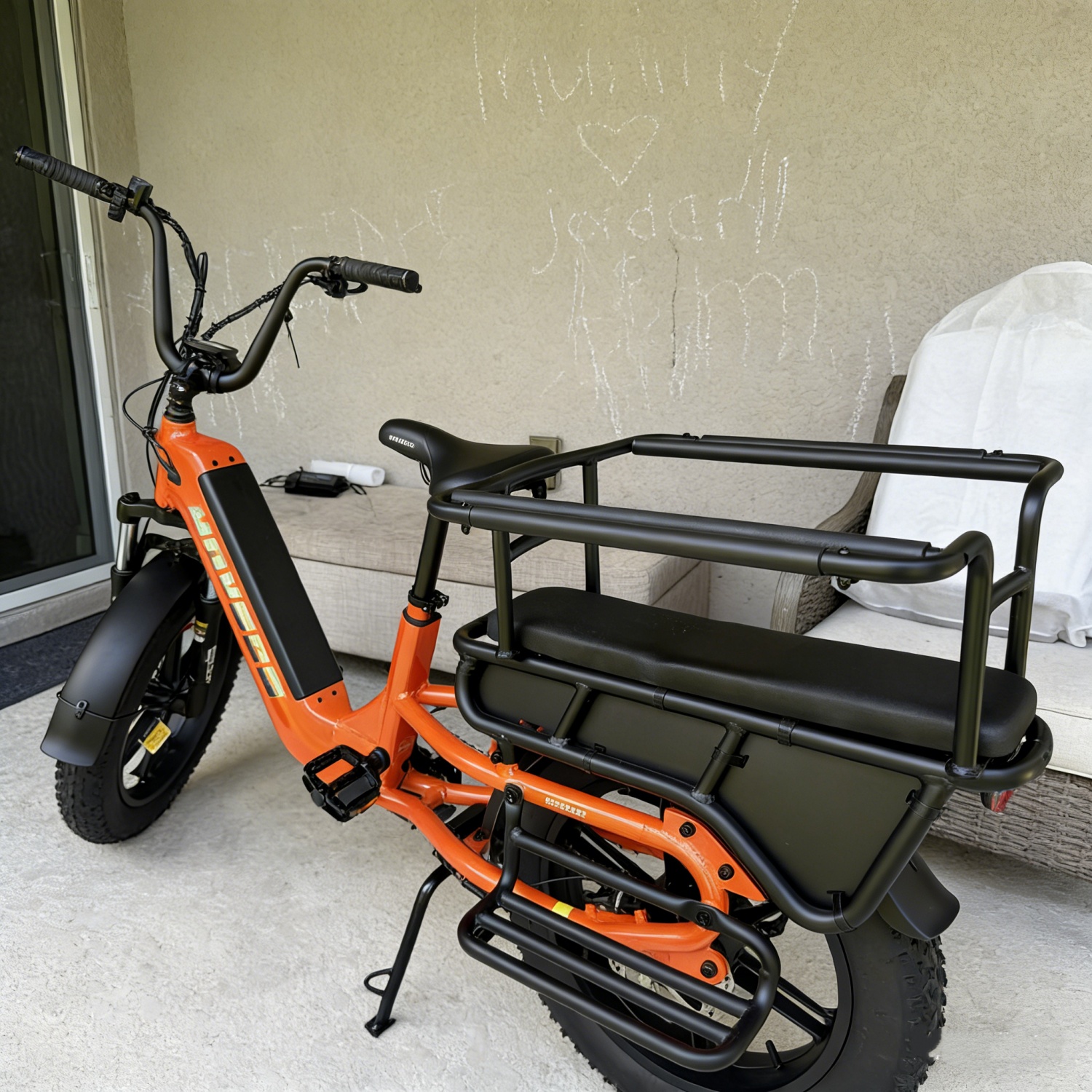Vélo cargo électrique orange