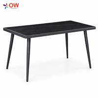Chaises de salle à manger en corde tressée noire et table d'extérieur en faux marbre imperméable pour terrasses de bistrots et cafés commerciaux