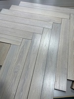 Parquet en chevrons brossé blanc de qualité AB, 18 mm, en teck massif chinois, système T&G, pour usage intérieur (hôtels, appartements)