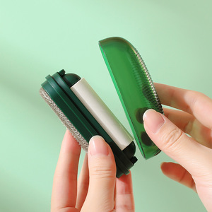 Mini Rodillo Quitapelusas con Rollo de Papel Desprendible, Removedor de Pelo Portátil para Ropa, Limpiador Doméstico de Plástico con Núcleos Reemplazables Aleatoriamente - Product Image 4