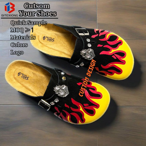 Zoccoli da Uomo Personalizzati in Pelle Scamosciata, Sandali Piatti Antiscivolo, Ciabatte Classiche su Misura - Product Image 1