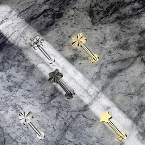 Boucles d'oreilles labret en titane à filetage interne, double tête étoile et cœur, à dos plat, bijoux de piercing pour lèvre et cartilage - Product Image 2