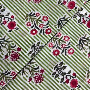 Tissu imprimé en coton blanc respirant et léger de qualité supérieure avec des rayures vertes verticales et des motifs floraux rouge cramoisi bordeaux - Product Image 3