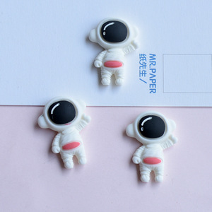 ต่างหูเรซินรูกการ์ตูนน่ารักดวงจันทร์นักบินอวกาศเครื่องรางทรงหลังเบี้ยทรงหลังแบนงานฝีมือสมุดติดรูปทำเครื่องประดับแบบทำมือ - Product Image 1
