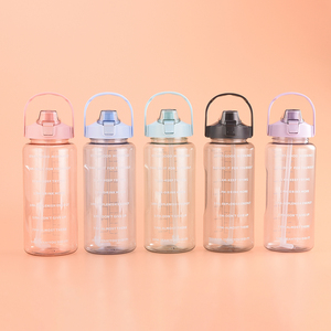 בקבוק שתייה מפלסטיק שקוף בנפח <span class=keywords><strong>2</strong></span> ליטר, רב פעמי, זול, עם קשית נפתחת, מעקב זמן, לוגו בהתאמה אישית, מתאים לקמפינג, ללא BPA, בטוח לשטיפה במדיח כלים - Product Image 2