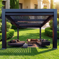 Pergola bioclimatique motorisée moderne en aluminium, imperméable, avec design à lames orientables, pour usage extérieur en chalet.