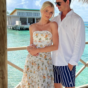 فستان ماكسي أنيق أبيض من الكتان بتصميم مطبوع بالدانتيل الزهري، بدون حمالات، بخصر طبيعي مكشكش، مثالي للشاطئ وحفلات المنتجعات - Product Image 4