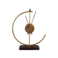 Horloge de table en métal doré en forme de demi-lune, horloge de bureau silencieuse à base solide, ornement de décoration d'intérieur de luxe léger pour le salon