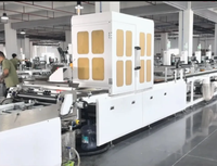 Machine de recouvrement entièrement automatique pour plateaux carrés en carton, pour le bord supérieur et inférieur des plateaux à gâteaux carrés épais et fins