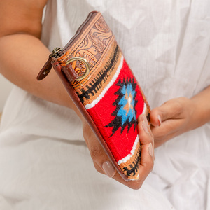 Portefeuille vintage unisexe antivol avec fermeture éclair, porte-cartes en cuir véritable à usage quotidien fait à la main avec lettre décorative - Product Image 6