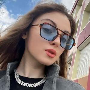 Lunettes de soleil pilote vintage 2025 en métal ajouré motif léopard bleu avec logo personnalisé, protection UV400, monture carrée petite taille pour hommes et femmes - Product Image 1