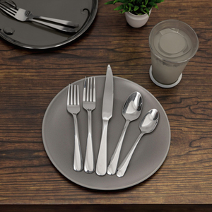 Set Classico di Posate in Acciaio Inossidabile: l'Estetica Pratica di un Servizio da Cinque Pezzi tra Coltelli, Forchette e Cucchiai - Product Image 1