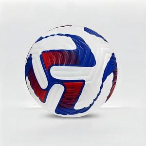 Ballon de football en PVC de haute qualité, cousu à la machine, logo personnalisé, économique, pour entraînement en extérieur - Product Image 2
