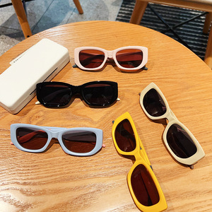Nouvelles Lunettes de Soleil Carrées Rétro Y2K 20264 <span class=keywords><strong>Tendance</strong></span> <span class=keywords><strong>Homme</strong></span> Femme Protection UV400 PC Haut de Gamme Mode Luxe Universelles Gafas De Sol Personnalisables - Product Image 1