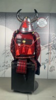 Ensemble complet d'armure de samouraï rouge brillant avec casque Kabuto à grandes cornes, masque Oni Menpo, barbe blanche, collection adulte, émail dur en fer pour exposition