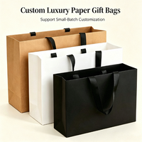 Sac cadeau en papier mat de luxe avec poignée en ruban de soie, logo en feuille d'or, sac d'emballage réutilisable pour boutique de vêtements, cadeau de mariage