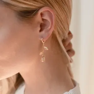新款上市创意设计耳环玫瑰耳环饰品18k镀金玫瑰花悬挂耳环玫瑰耳环