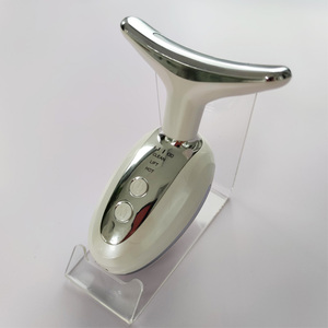 <span class=keywords><strong>Appareil</strong></span> de lifting du visage et du cou à 7 couleurs de lumière, masseur facial micro-courant <span class=keywords><strong>pour</strong></span> raffermir la peau, anti-rides et <span class=keywords><strong>double</strong></span> <span class=keywords><strong>menton</strong></span> - Product Image 6