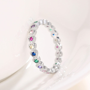Anello a Cuore Arcobaleno per Donne, Design Colorato Impilabile, Accessorio per Dito da Indossare Quotidianamente - Product Image 3