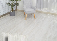 Revêtement de sol en vinyle SPC au design moderne, imperméable, antidérapant, à lattes étroites, couleur naturelle, style unique, installation par clic