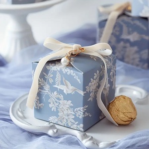 Высококачественные элегантные цветочные свадебные подарочные коробки зеленого ботанического дизайна с тисненой бархатной лентой и жемчужными вставками - Product Image 5