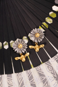 Boucles d'oreilles pendantes classiques en alliage de cuivre plaqué argent, motif fleur dorée, style religieux, tendance, pour femmes, vente en gros, offre spéciale - Product Image 2