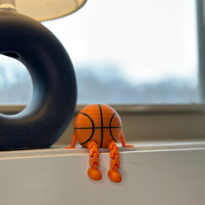 Venta al por mayor: Novedad - Adornos pequeños de baloncesto de plástico con postura única sentada en la cancha, juguetes novedosos y de broma. - Product Image 4