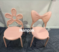 Chaises d'enfants empilables roses en plastique avec dossier fleur et papillon, abordables, pour événements extérieurs, location de mobilier, avec table 8 places