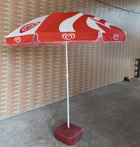 Paraguas de playa blanco y negro Tuoye Sombrillas de exterior Martini - Product Image 2