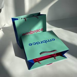 Sacs cadeaux en papier élégants à couleurs contrastées, imprimés sur mesure, sacs de vente au détail bicolores avec poignées torsadées pour le shopping/les cadeaux - Product Image 1
