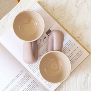 Tasses à café modernes en céramique créatives personnalisées <span class=keywords><strong>Tasse</strong></span> ronde à grand manche en <span class=keywords><strong>porcelaine</strong></span> de forme irrégulière avec logo personnalisé - Product Image 4