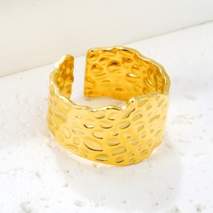 Anillo Ajustable de Acero Inoxidable Chapado en Oro de 18K, Impermeable, Resistente a la Decoloración, Diseño Cóncavo Exagerado, Ancho, Irregular y Martillado - Product Image 4