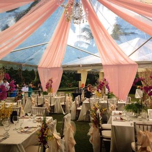 卸売赤面結婚式天井ドレープカーテン薄手のシフォンドレープイベント用