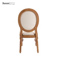 Chaise de salle à manger empilable en résine Louis avec dossier médaillon rembourré et coussin en tissu pour location événementielle (mariages, fêtes)