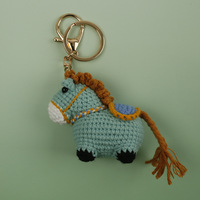 Adorable poupée cheval en tricot fait main, style dessin animé, petite et mignonne, avec un pendentif porte-bonheur exquis et un adorable pendentif cheval bouffant.