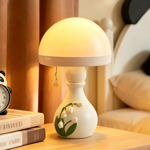 Lampada Notturna a Forma di Fungo con Rilievo di Mughetto, Lampada da Comodino Stile Crema, Luce Decorativa d'Atmosfera per Camera da Letto di Ragazze - Product Image 4